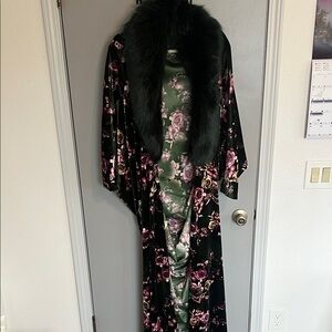 Velvet Floral Long Robe with Faux Fur Collar - Black & Purple